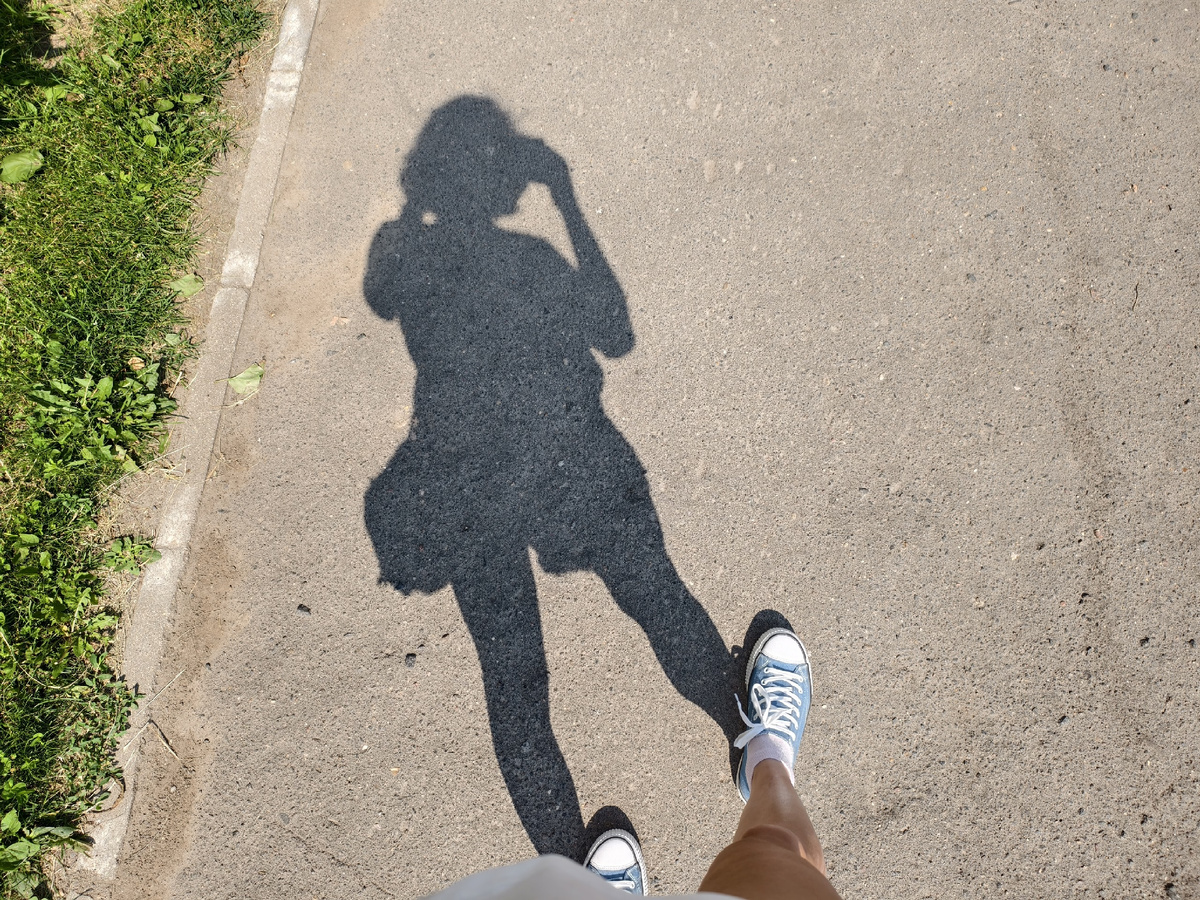 Тень на асфальте 