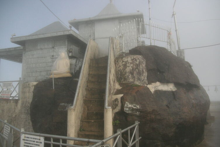    Храм на вершине Адамова Пика Фото: Anton F, по лицензии CC BY-SA 3.0 