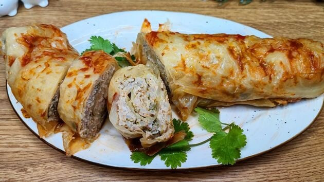 Капустный рулет — простой, вкусный и смело можно ставить на праздничный стол
