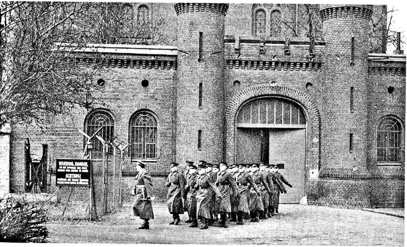 Советский караул у ворот тюрьмы Шпандау.Из открытых источников