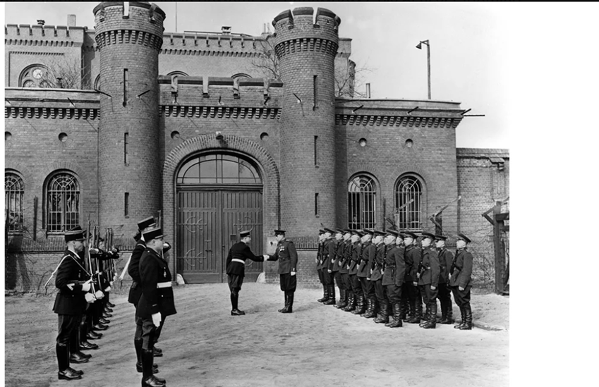 Смена караулов союзных войск перед входом в Шпандау. Из открытых источников