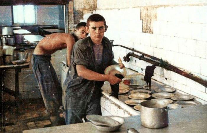 На кухне всё бывало по разному.