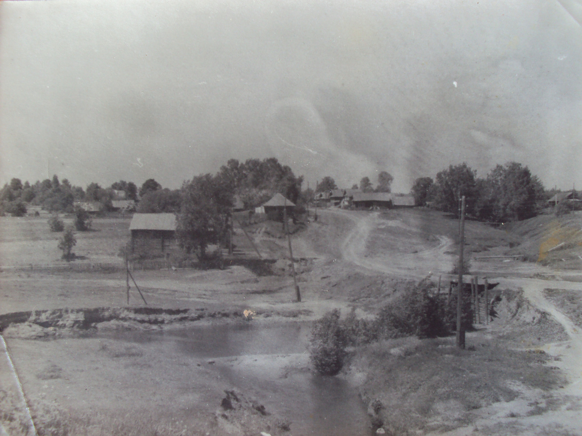 Самый первый дом справа, это наш дом был. Фото где то семидесятых годов.
