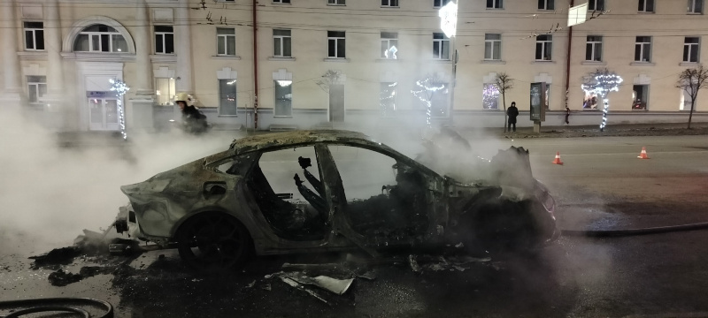    Иномарка сгорела на главном проспекте в Петрозаводскечитатель "Фактора"