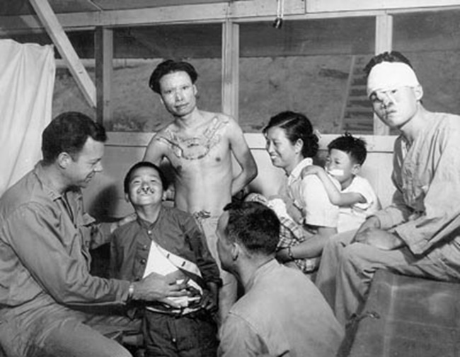 Доктор Дэвид Ральф Миллард в Южной Корее проводил пластические операции во время Корейской войны. Источник: wiki.ubc.ca