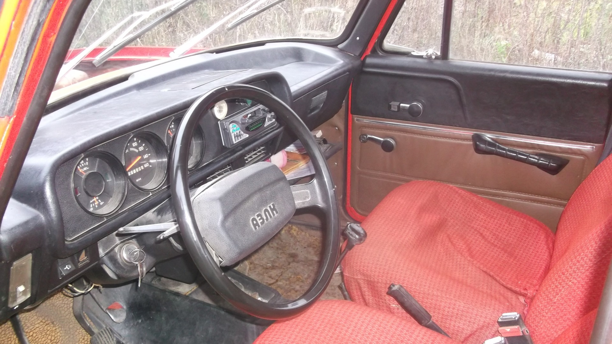 Салон автомобиля 1976 года,фактура слабо выражена.