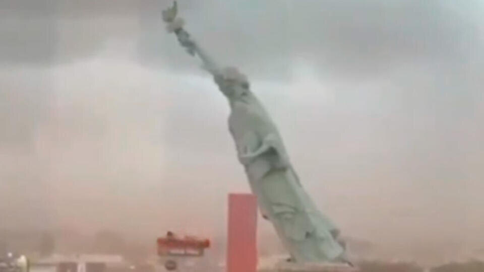     Сильный ветер свалил 24-метровую статую в Бразилии x.com