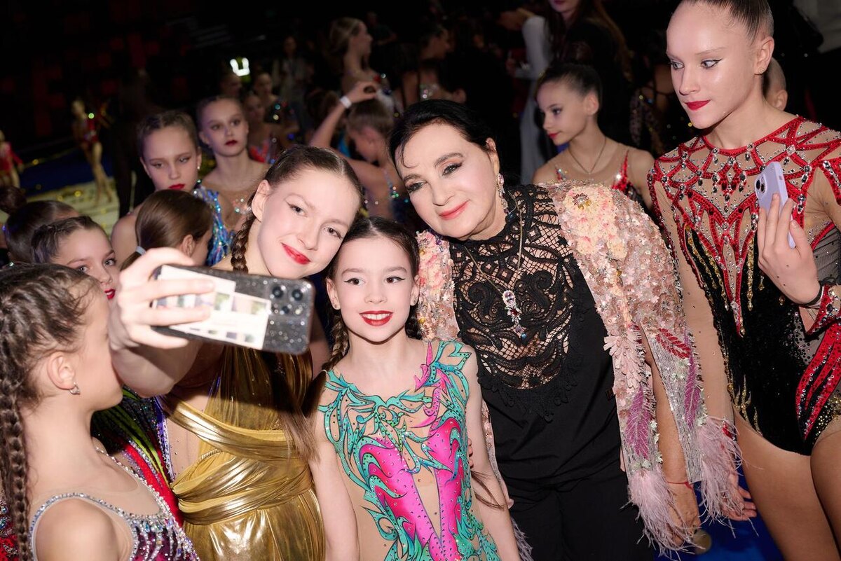    Ирина Винер с юными спортсменками Пресс-служба Ирины Винер