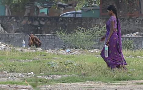 Девушка ищет укромное местечко, а там мужчина "призадумался"