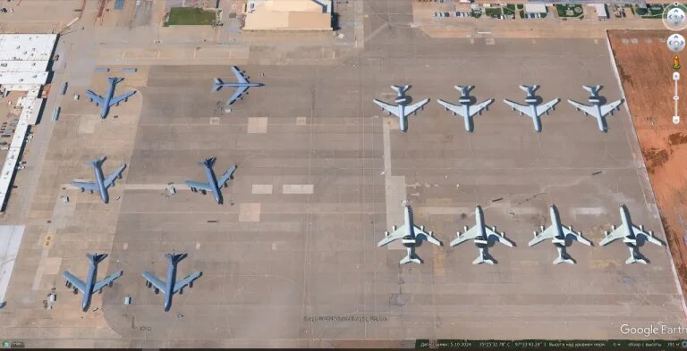 Спутниковый снимок Google Earth: самолеты ДРЛО Boeing E-3G Sentry и заправщики Boeing KC-135R Stratotanker на авиабазе Тинкер