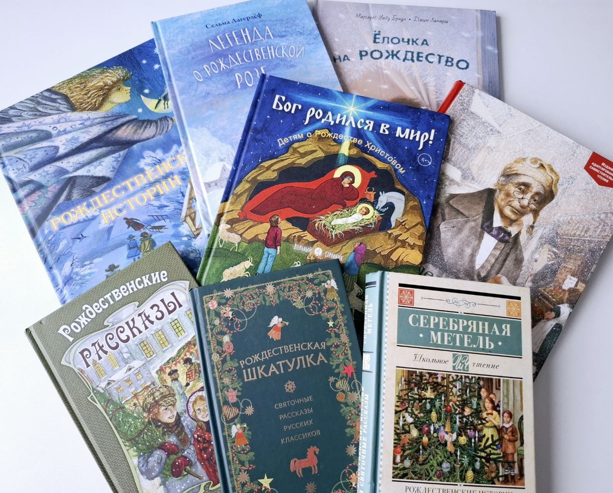 на фото коллекция книг автора