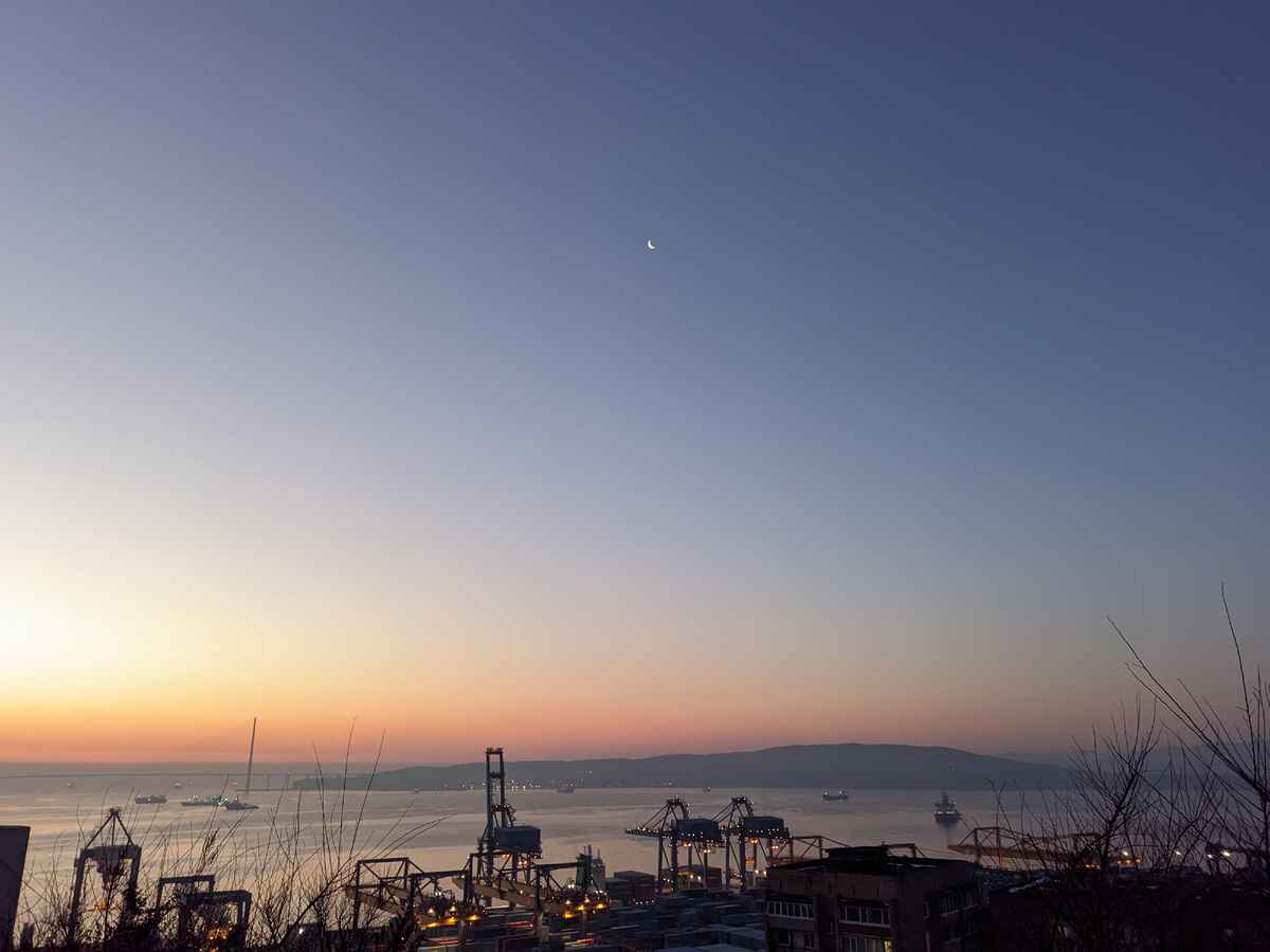 В небе словно встретились день и ночь.