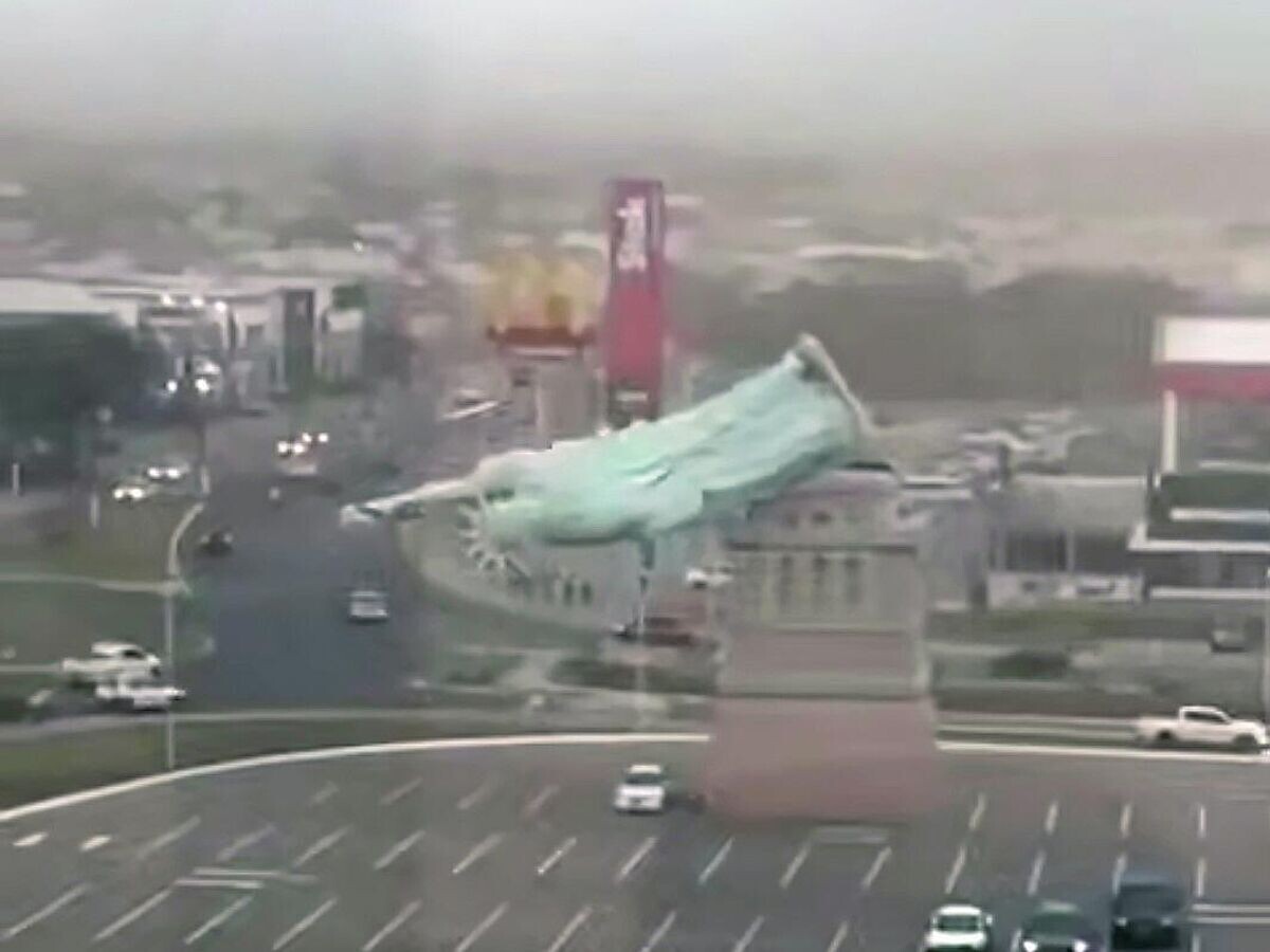    Момент падения Статуи Свободы в Бразилии | © Кадр видео из соцсетей