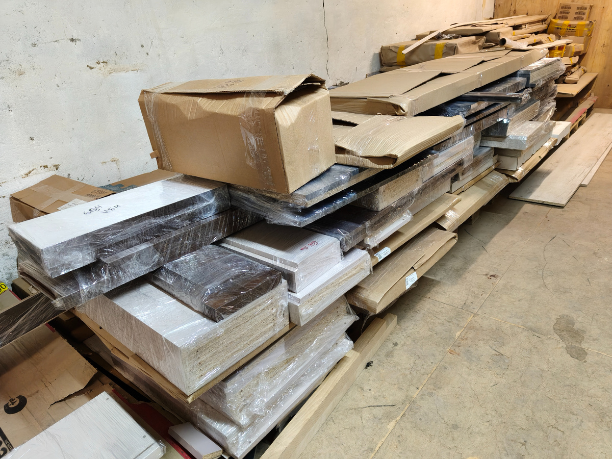 Заказ, который сегодня уедет. Здесь кухня, шкаф и мебель в санузел. 