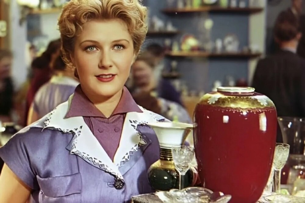    Светлана Дружинина исполнила роль Сони Божко, продавца, в фильме «За витриной универмага» (1955 год) режиссёра Самсона Самсонова. Кадр из фильма