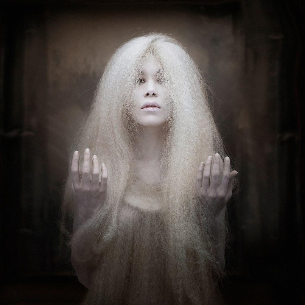 призрачная женщина