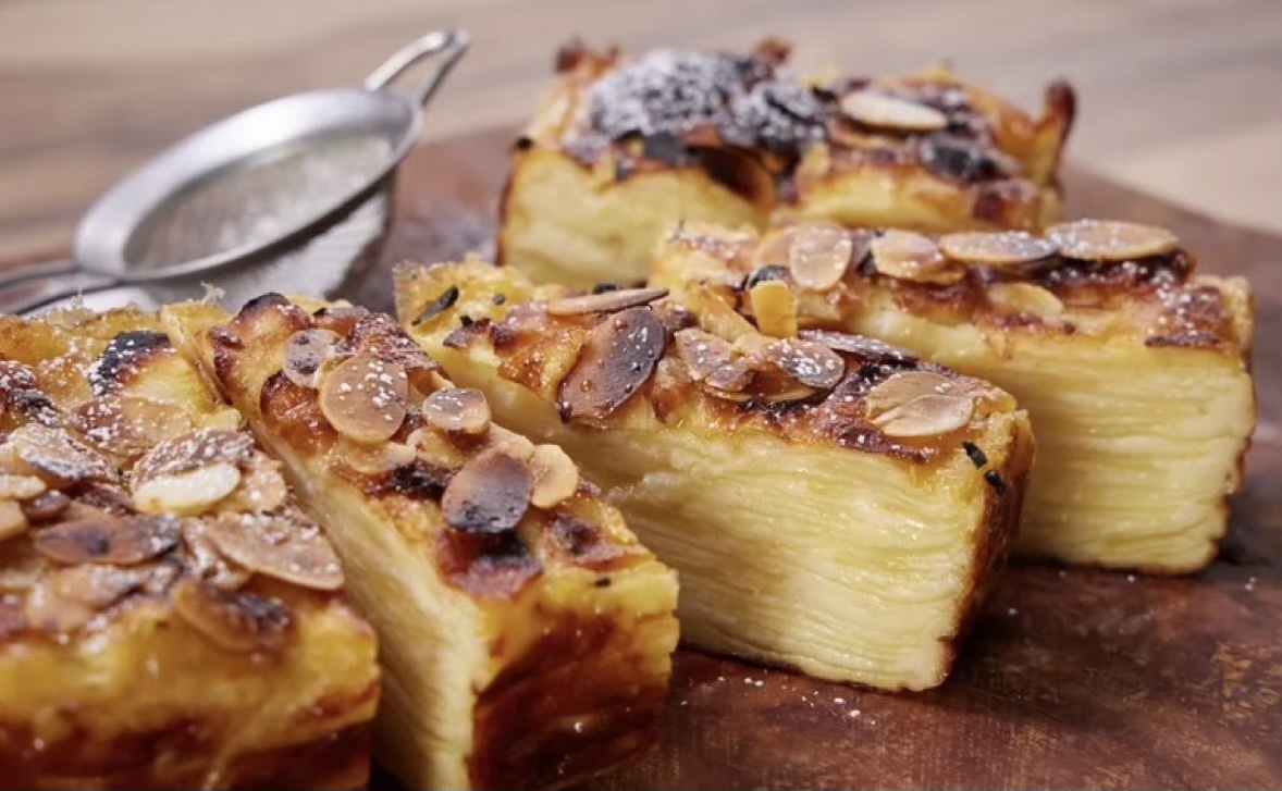 Оригинал:https://ctc.ru/zakadrom/novosti/prosto_kuhnya/retsept-nevidimogo-yablochnogo-piroga/