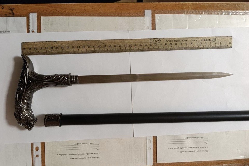    Житель Шелехова пытался пронести в суд трость с клинком. Фото: ГУФССП России по Иркутской области