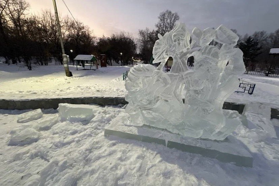    Вандалы разбили новогодние ледяные скульптуры. Фото: администрация Ангарского округа.