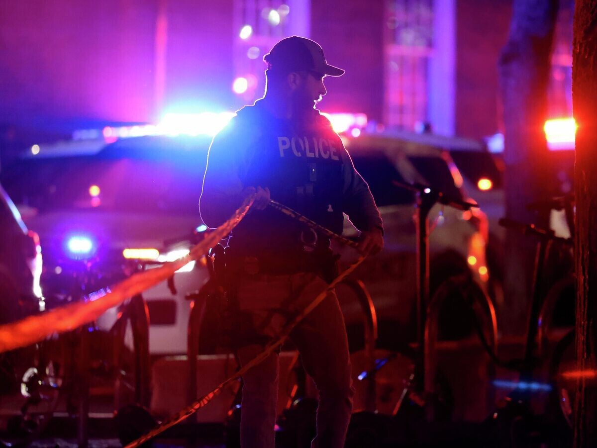    Сотрудник полиции на месте стрельбы в Брауновском университете в Провиденсе, штат Род-Айленд | © AP Photo / Mark Stockwell