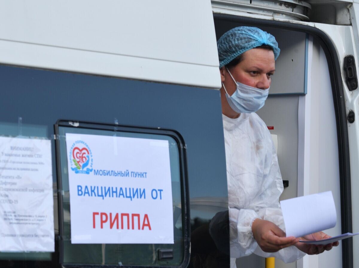    Медицинский работник в мобильном пункте вакцинации населения от гриппа у станции метро "Академическая" в Санкт-Петербурге | © РИА Новости / Александр Гальперин