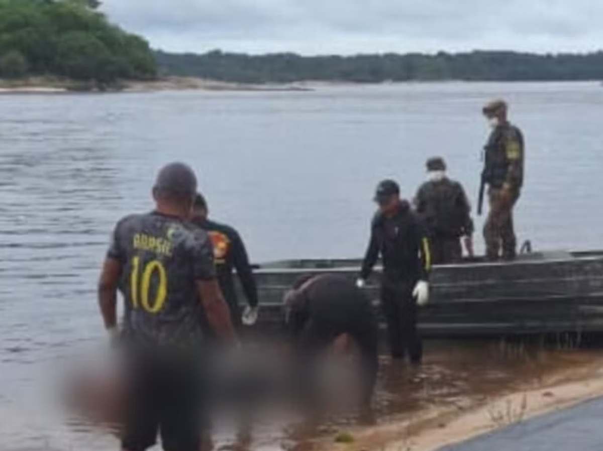    Спасатели извлекают тело Джеронимо дос Сантоса из реки | © Фотография из соцсетей