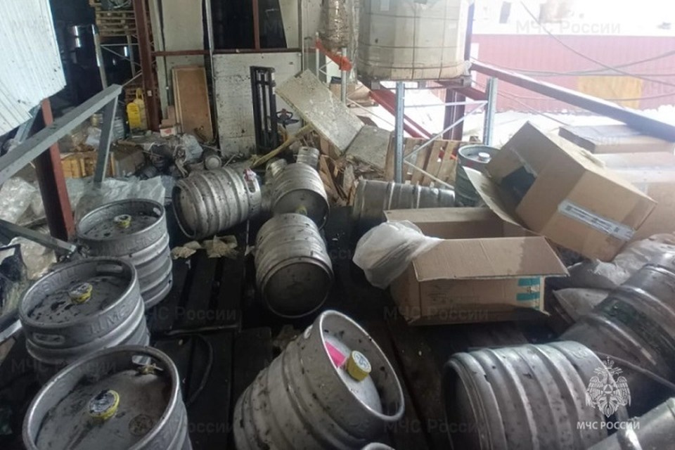    Часть стены производственного здания обрушилась 14 декабря Фото: ГУ МЧС России по Сахалинской области