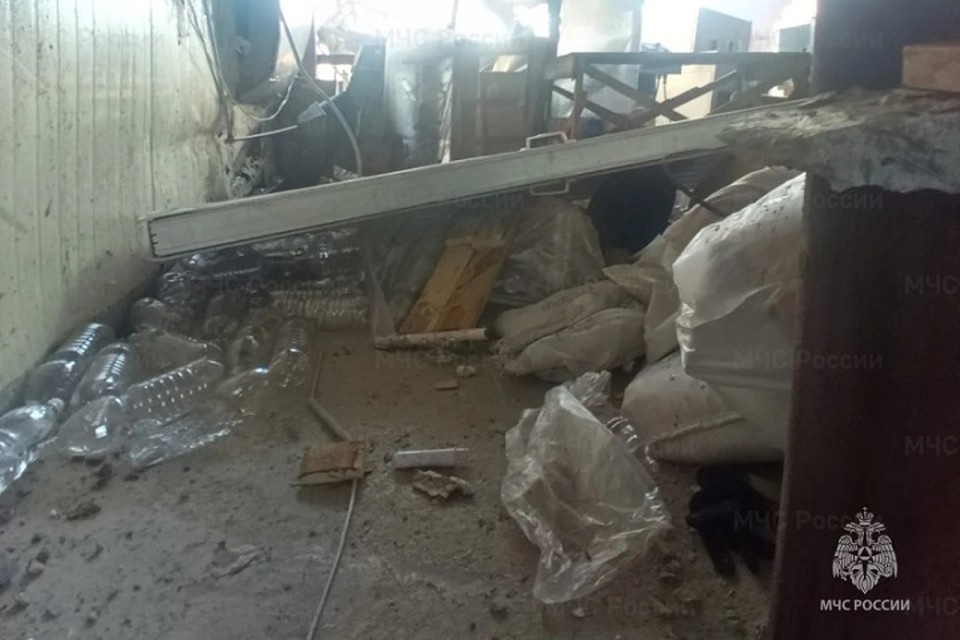    После обрушения была повреждена емкость с дизельным топливом Фото: ГУ МЧС России по Сахалинской области