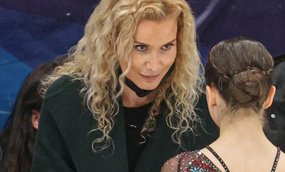    Валиева перед уходом в академию Навки подарила Тутберидзе цветы. Фото: Global Look Press