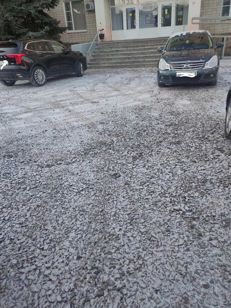 Чуть ли не на ступени заехали