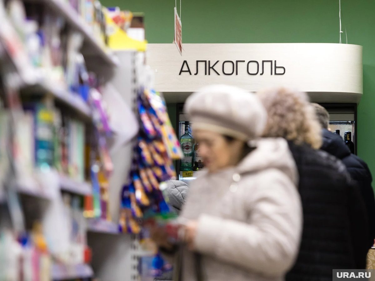 Магазины часто нарушают временные ограничения продажи алкоголя, говорит Шапкин. Фото: Александр Кулаковский © URA.RU