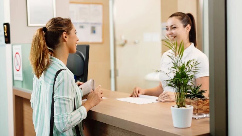     Ресепшн. Регистратура. Фото: ru.freepik.com, автор Drazen Zigic.