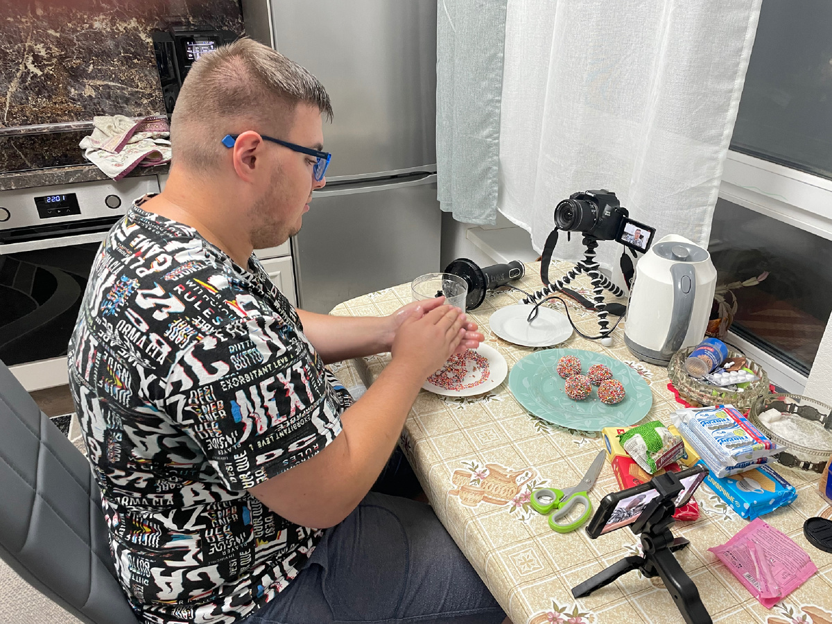 Как-то раз я вообще снимал сразу и на телефон, и на камеру. Кажется, делал тогда ролик по приготовлению каких-то десертов. И использовать простую камеру, на мой взгляд, удобно только в домашних условиях. На селфи-палку ее крепить и ходить так — не лучшая идея. Фото: Михаил Лайф Влог