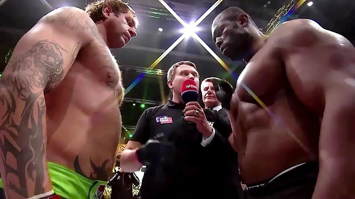    Джеронимо дос Сантос (справа) против Александра Емельяненко. Кадр видео канала That's why MMA!/YouTube