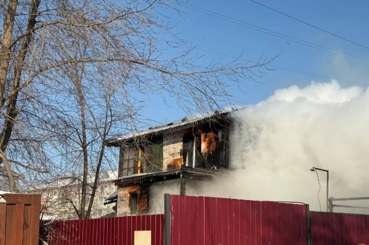    В Хабаровске пожар охватил двухэтажный дом и травмировал жильцов