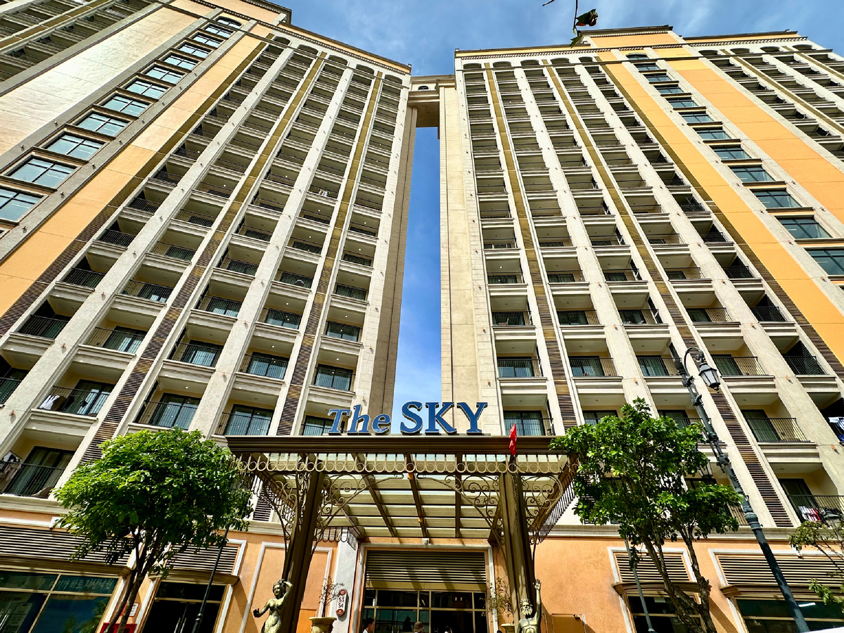 Переселяется из апартаментов Сансет Таун.