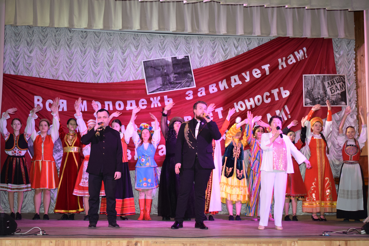 Сцена местного Дома культуры превратилась в карту великой страны