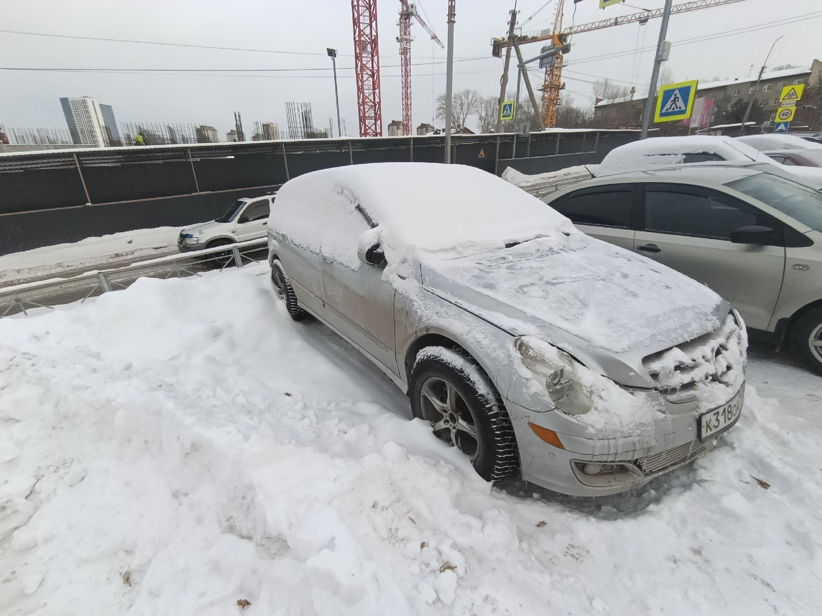 Бедная, стоит, ждёт))