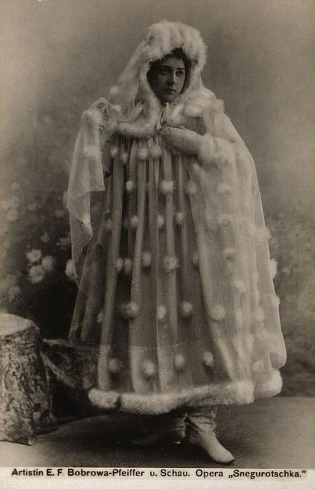 Оперная певица Эмилия Фёдоровна Боброва-Пфайфер, выпускница музыкального училища в Киеве, в роли Снегурочки в одноимённой опере Римского-Корсакова. Фотография начала XX века. Фото: catalog.shm.ru