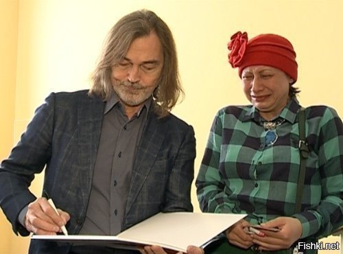 Самая, пожалуй, прекрасная фоточка тех времён. Никас заставляет женщину взять его автограф.