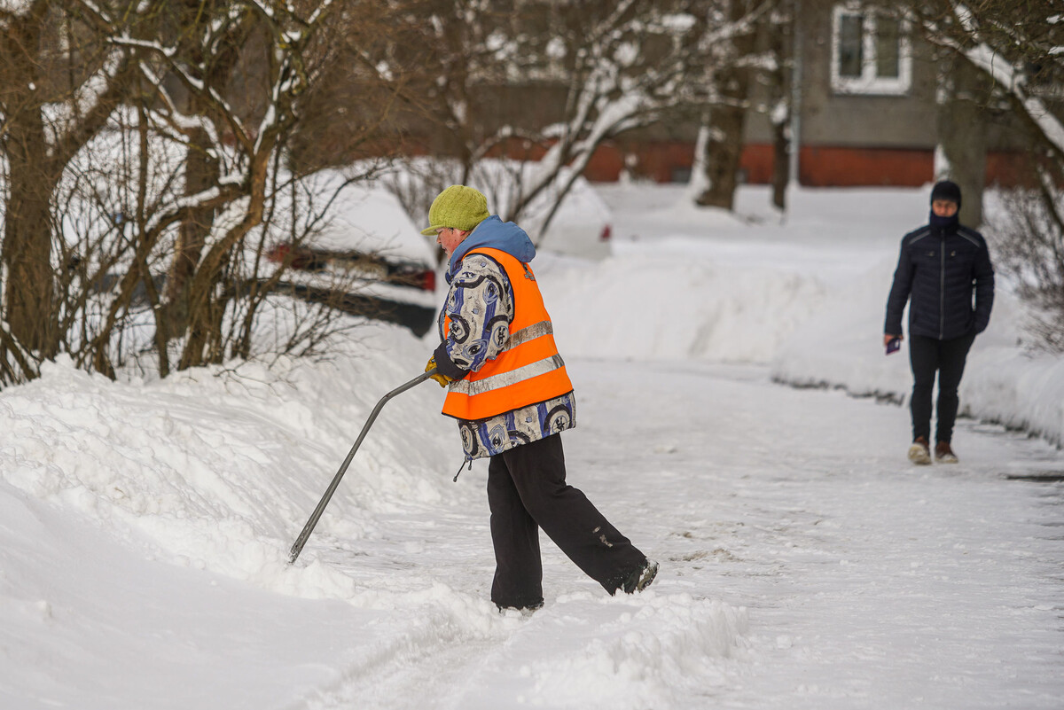 Дворник убирает снег в Риге © Sputnik