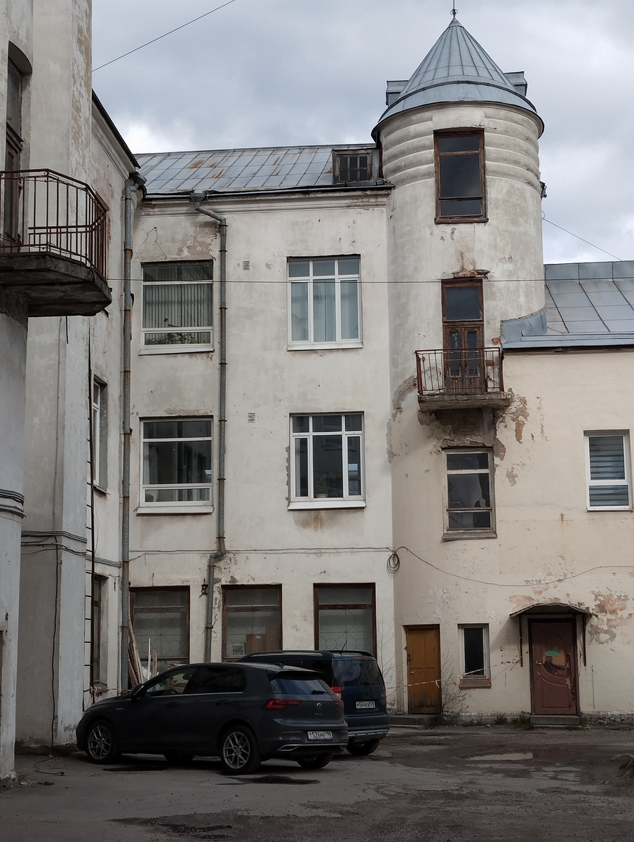 Башенка с балконом напоминает старинный зАмок 