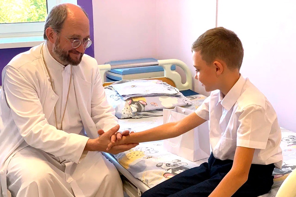    Глава Фонда "Круг добра" Александр Ткаченко часто лично общается с его подопечными. / Фонд "Круг добра"