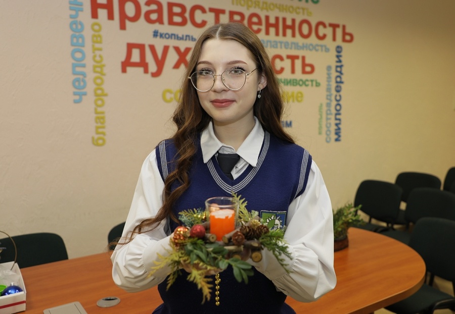     Праздничный подсвечник для новогоднего стола своими руками