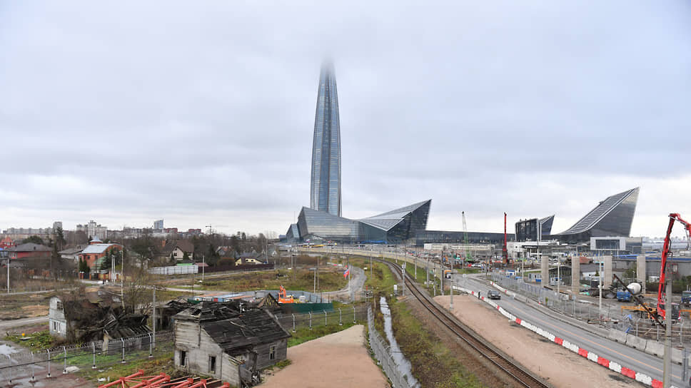 Одним из главных новшеств в ПЗЗ станет выделение в Лахте особой «общественно-деловой зоны уникальных объектов высотной застройки» с нижней планкой высоты в 300 метров, что открывает путь к возведению рядом с «Лахта Центром» двух новых небоскребов, о которых говорят в «Газпроме».📷Фото: Александр Коряков / Коммерсантъ