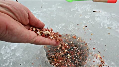 Чем кормить рыбу в глухозимье — и стоит ли вообще? Работа прикормки на леща и плотву, нюансы запахов и дозировки.