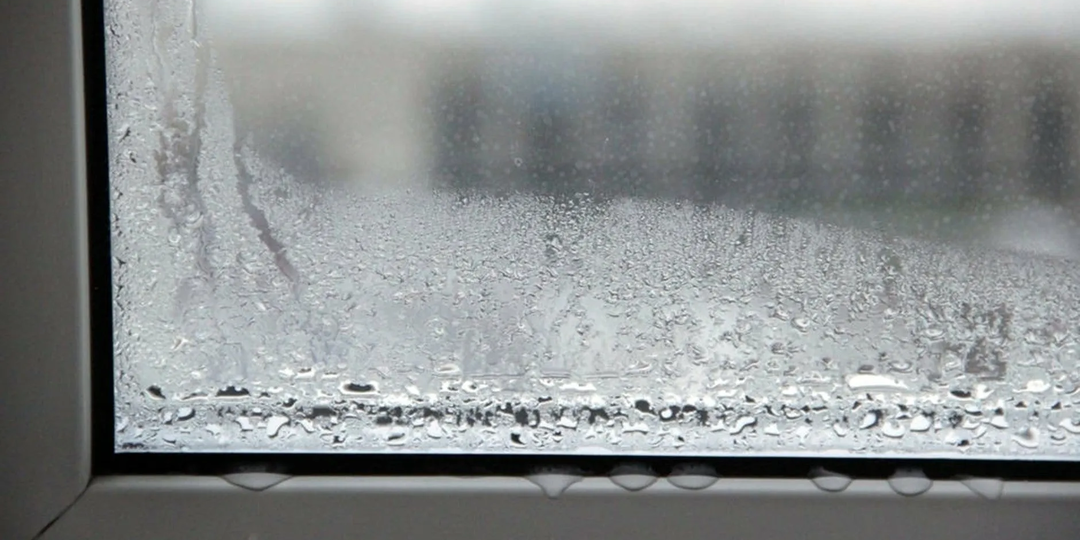 Почему утеплённые пластиковые окна зимой плачут и промерзают: снял откосы и показал главную ошибку 90% установщиков