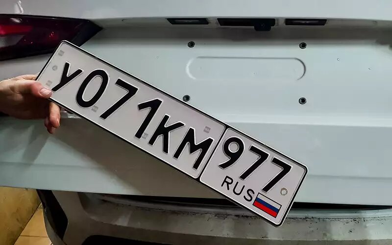    У «китайцев» четыре отверстия крепления номера расположены по углам прямоугольника 115×225 мм, а у нас – два отверстия на рассто­янии 480 мм по горизонтали.