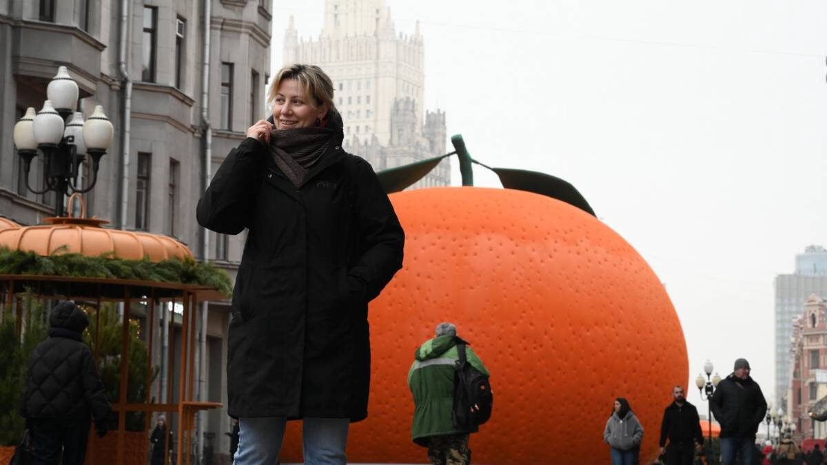    Москвичка Наталья Гарцева у зимнего арт-павильона «Мандарин» проекта «Сделано в Москва» / Фото: Пелагия Замятина / Вечерняя Москва