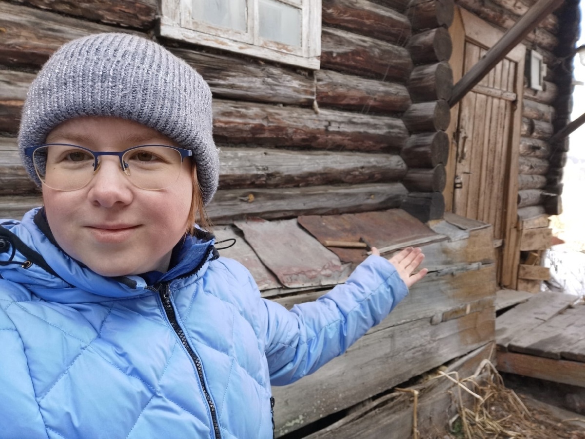 Виктория возле дома на Кричной. Фото: Виктория Розенберг / vk.com / предоставлено для публикации hornews.com